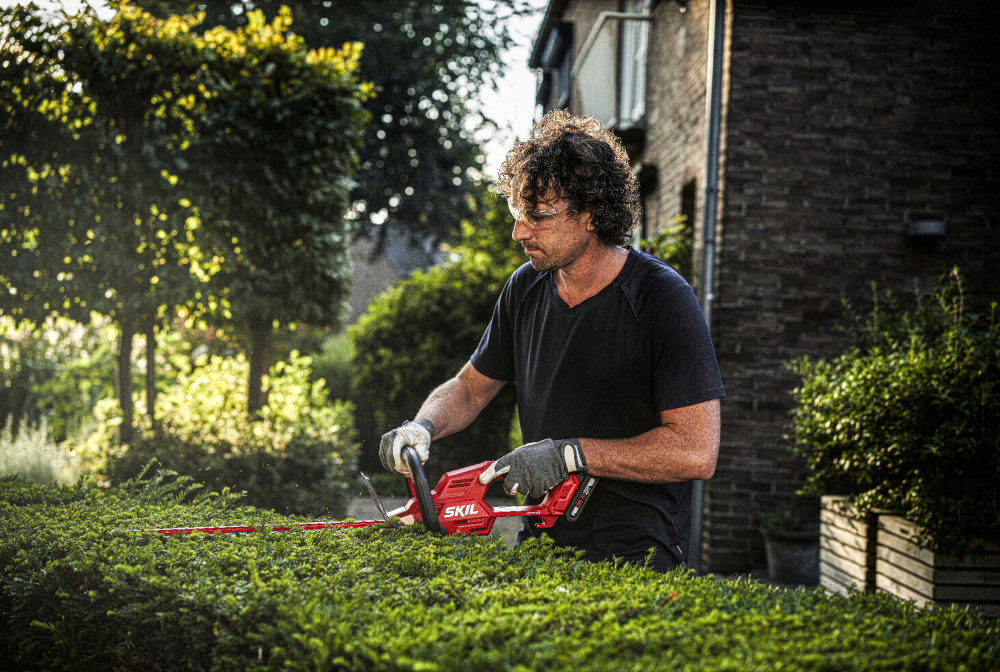 Brushless cordless hedge cutter